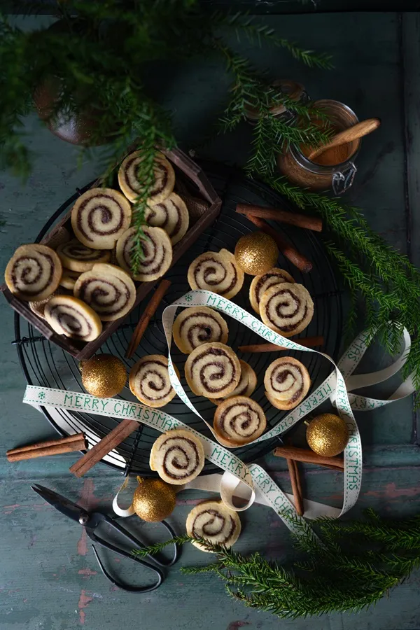 Zimtrollen-Plätzchen sind einfach zuzubereiten und haben eine verlockende Zimtschneckenoptik, ideal für die Weihnachtszeit