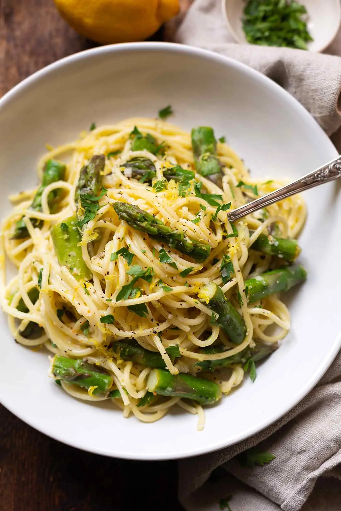 Zitronen-Parmesan-Spaghetti mit grünem Spargel. Dieses schnelle und einfache Pasta-Rezept ist perfekt für die Spargelzeit und in nur 25 Minuten fertig. Schnell, einfach & Super lecker - unbedingt probieren!