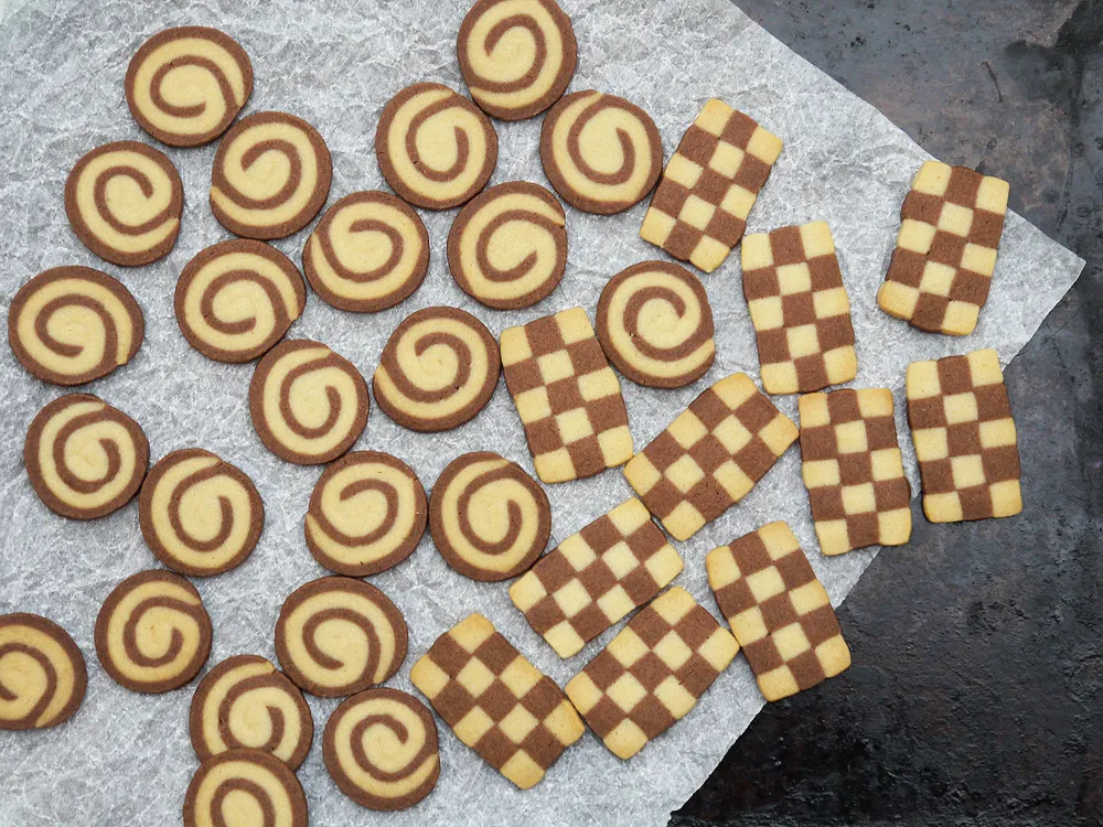 Zubereitetes Schwarz-Weiß-Gebäck im Schachbrettmuster, bereit zum Backen