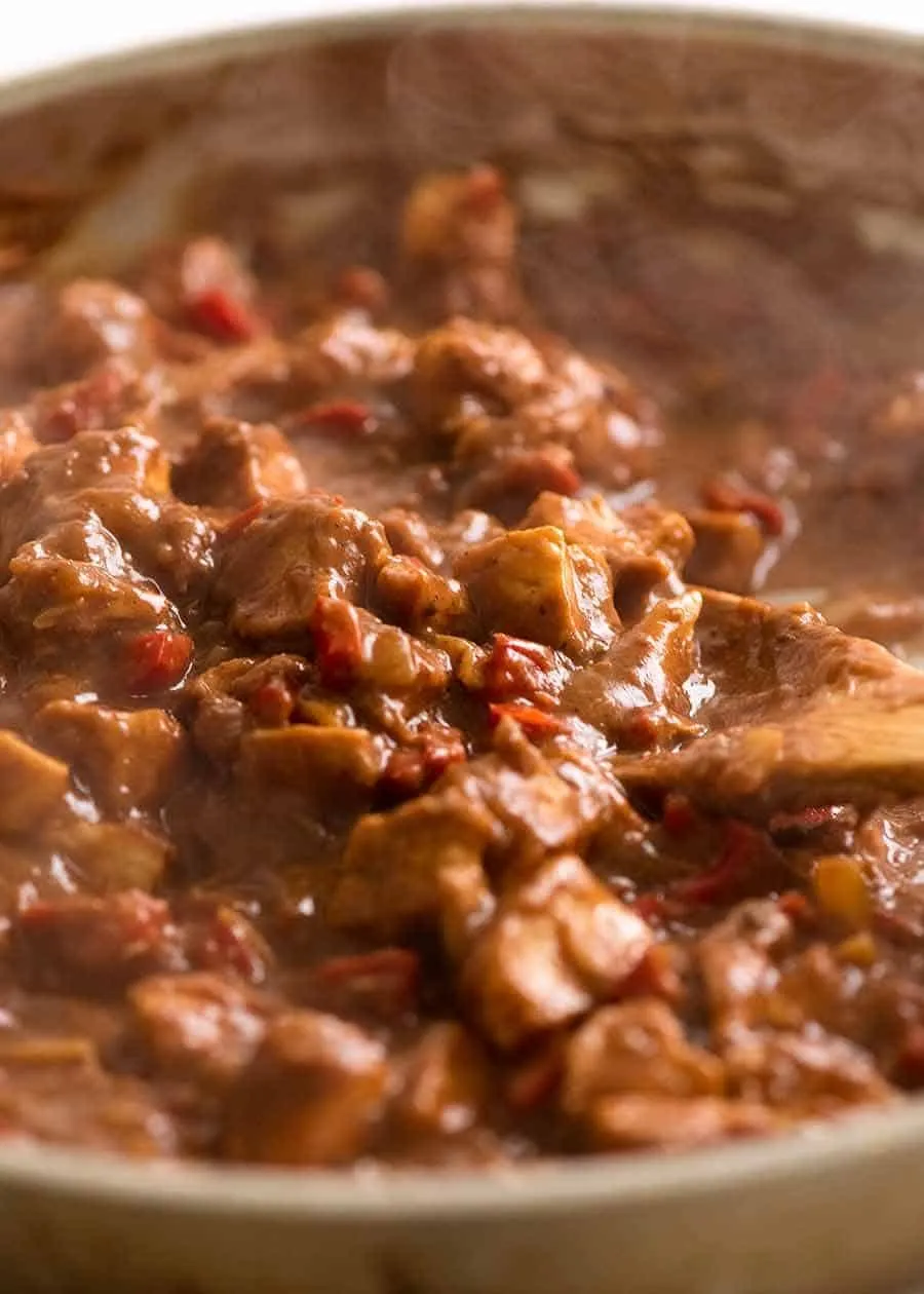 Zubereitung der mexikanischen Hähnchenfüllung in einer Pfanne