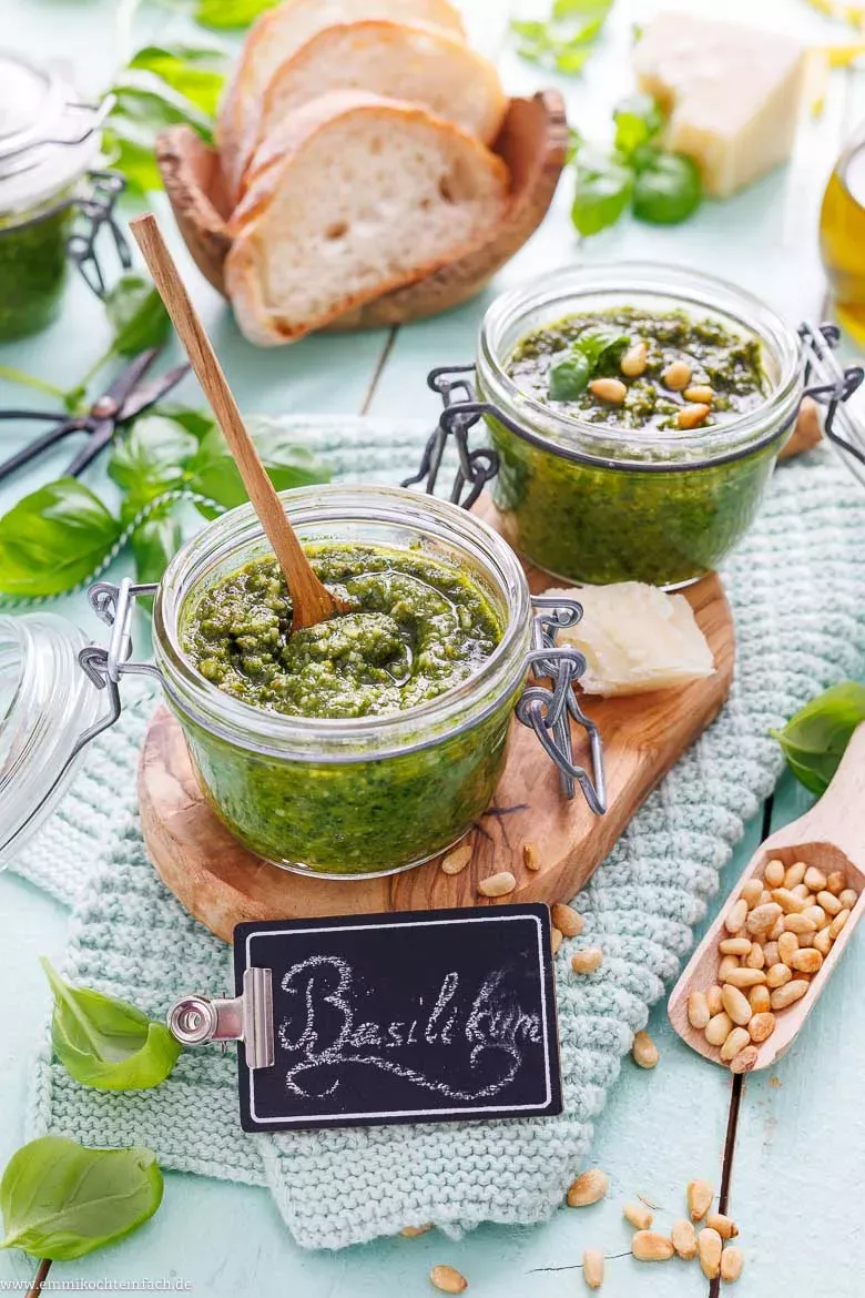 Zubereitung von Basilikumpesto in einem Standmixer