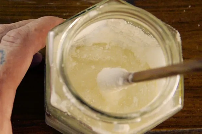 Zucker, Sorbitol und Glukosesirup in einem Schraubglas im Sous-Vide-Wasserbad