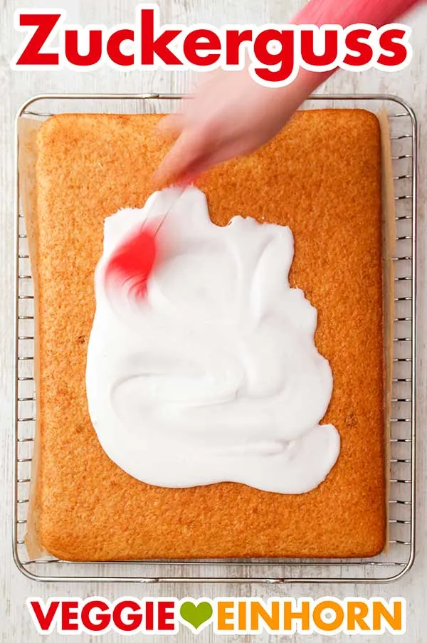 Zuckerguss auf dem Puderzuckerguss verteilen