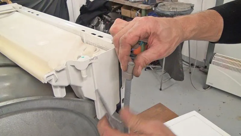 Zulaufschlauch zum Wassertank lösen