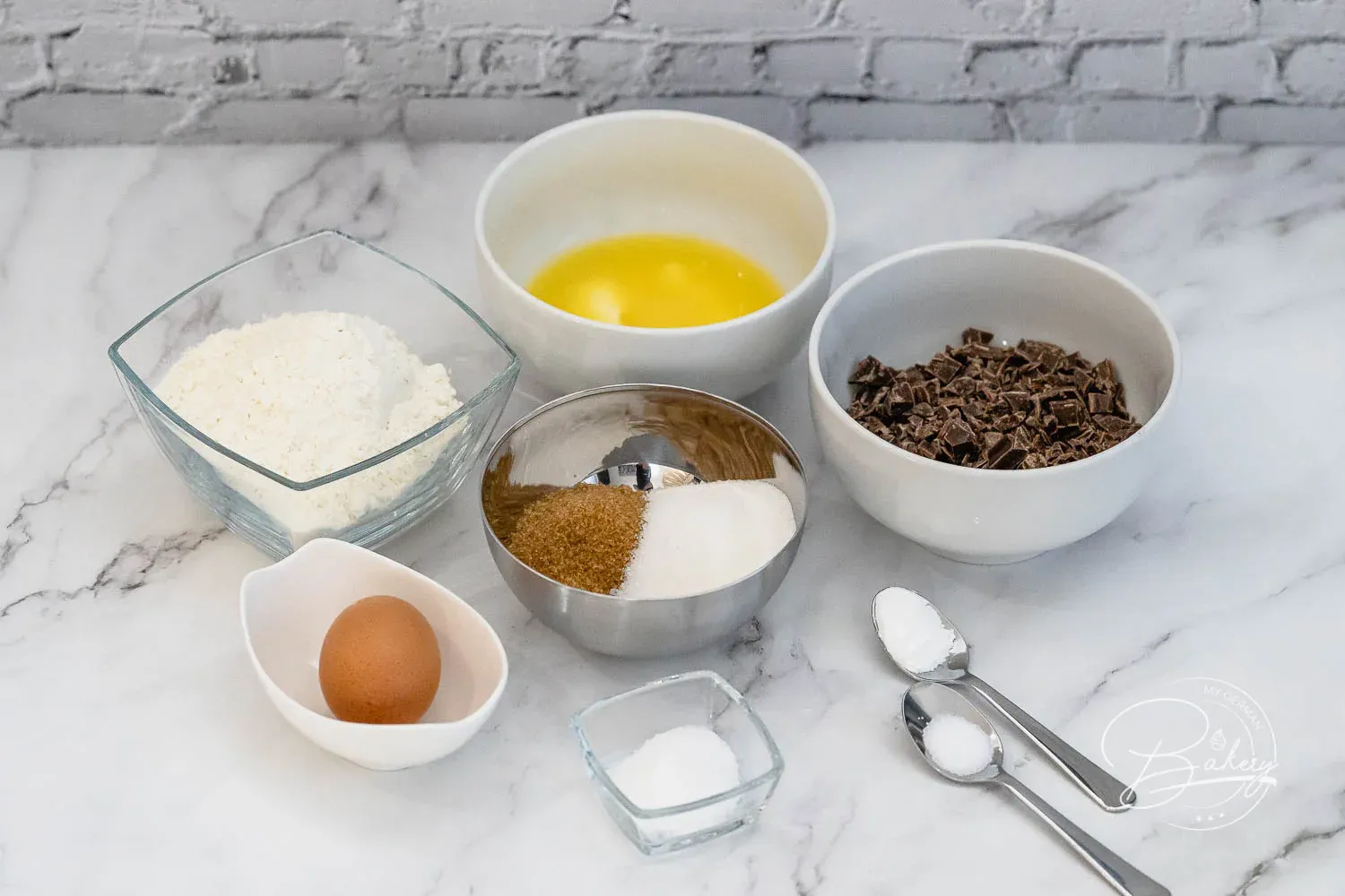 Zutaten für Chocolate Chunk Cookies vorbereitet