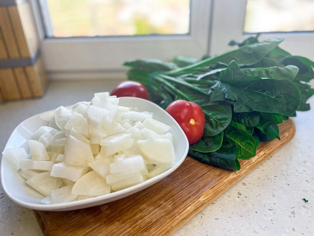 Zutaten für das Rettich Rezept: Rettich, Spinat und Gewürze