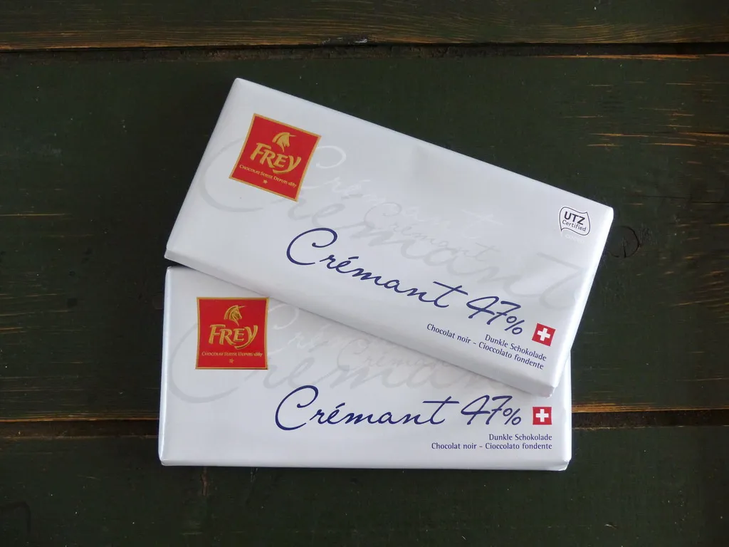 Zutaten für den Sven Epiney Kuchen: Eier, Mehl und Zucker in einer Schüssel bereit zum Vermischen