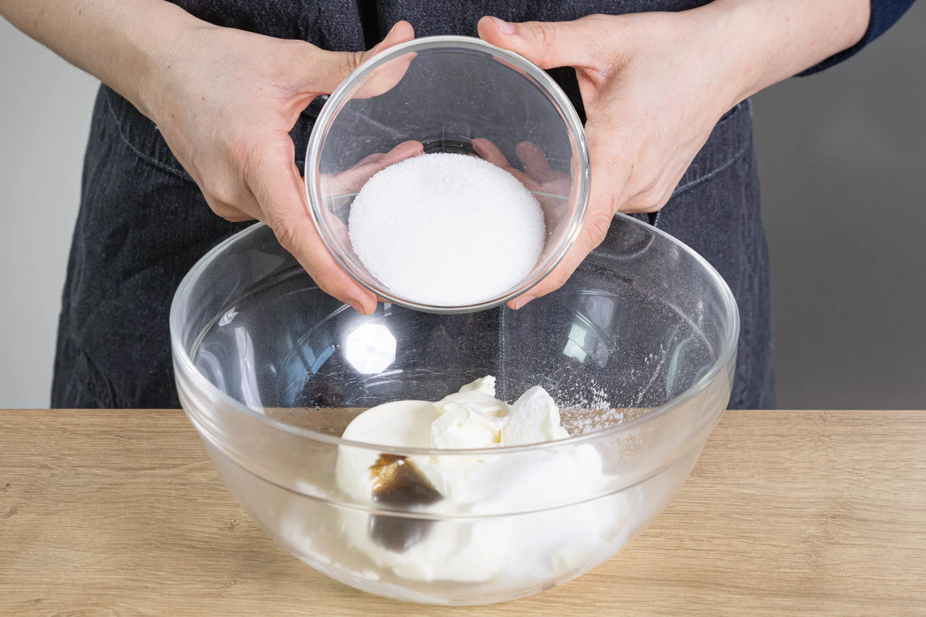 Zutaten für die Frischkäse-Creme in einer Schüssel werden cremig gerührt