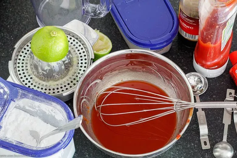 Zutaten für die Süß Sauer Soße in einer Schüssel