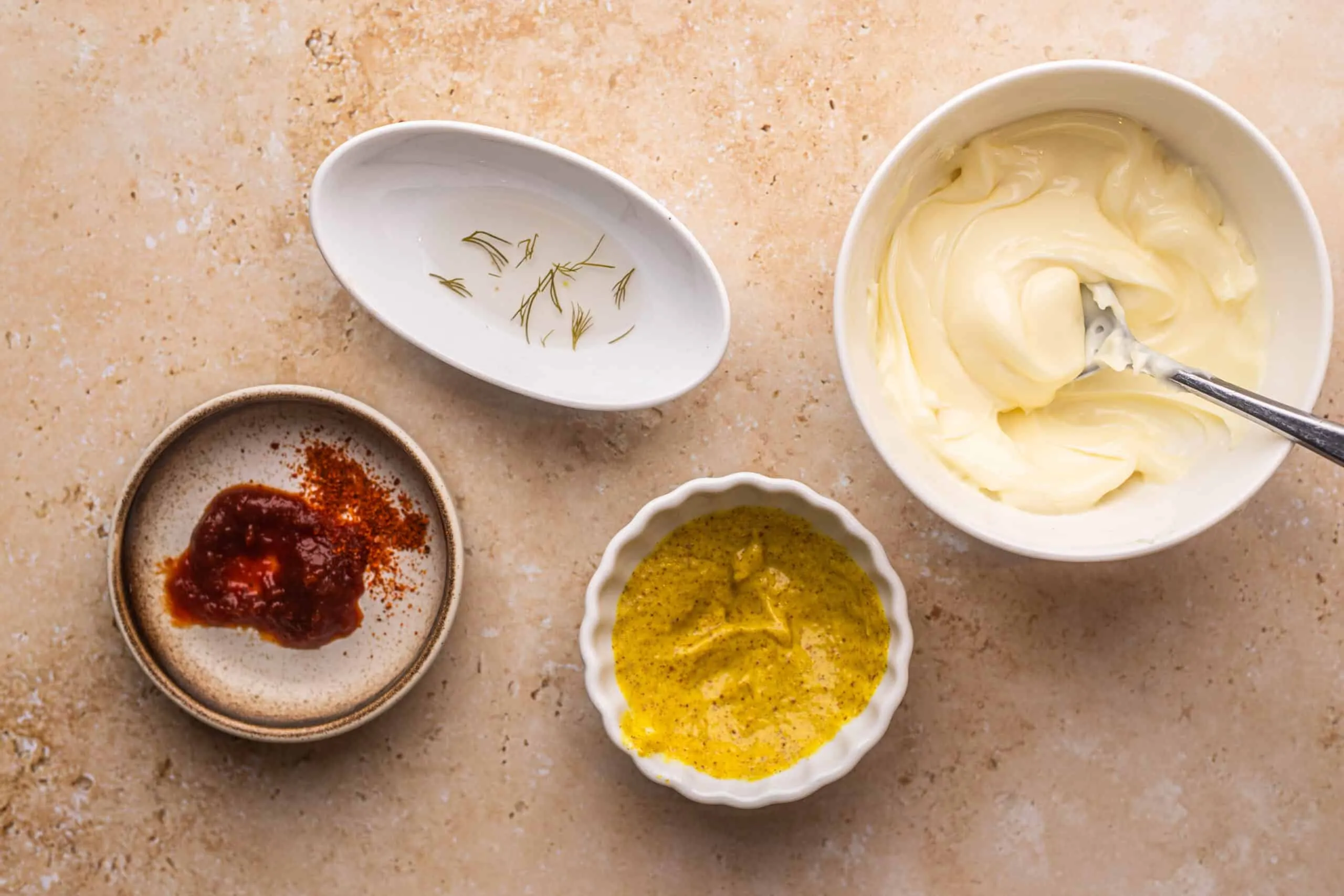 Zutaten für die Zubereitung von Smash Burger Sauce ausgelegt.