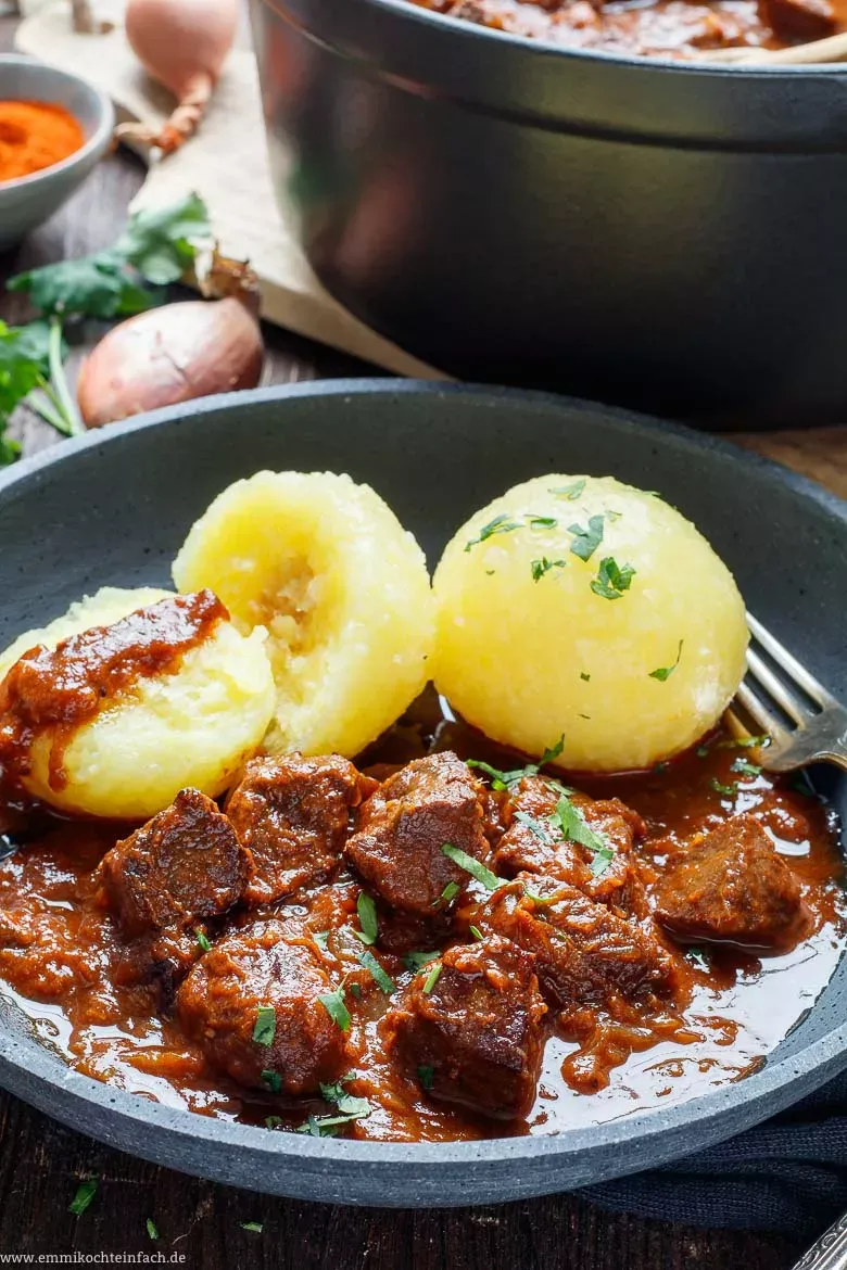 Zutaten für ein einfaches Gulasch Rezept: Fleisch, Schalotten, Wein