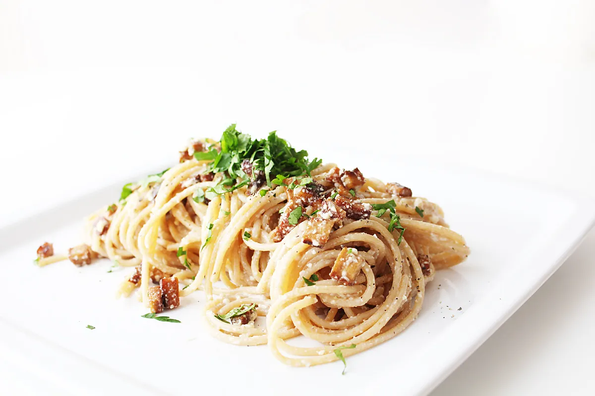 Zutaten für eine cremige vegane Carbonara Soße, bereit zur Zubereitung