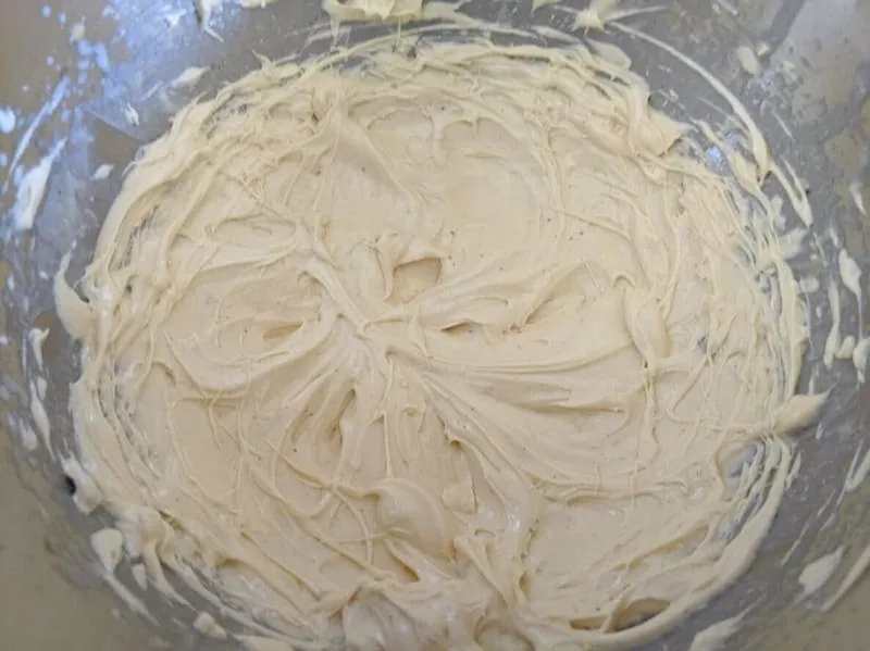 Zutaten für einen schnellen Pudding auf einer Küchentheke