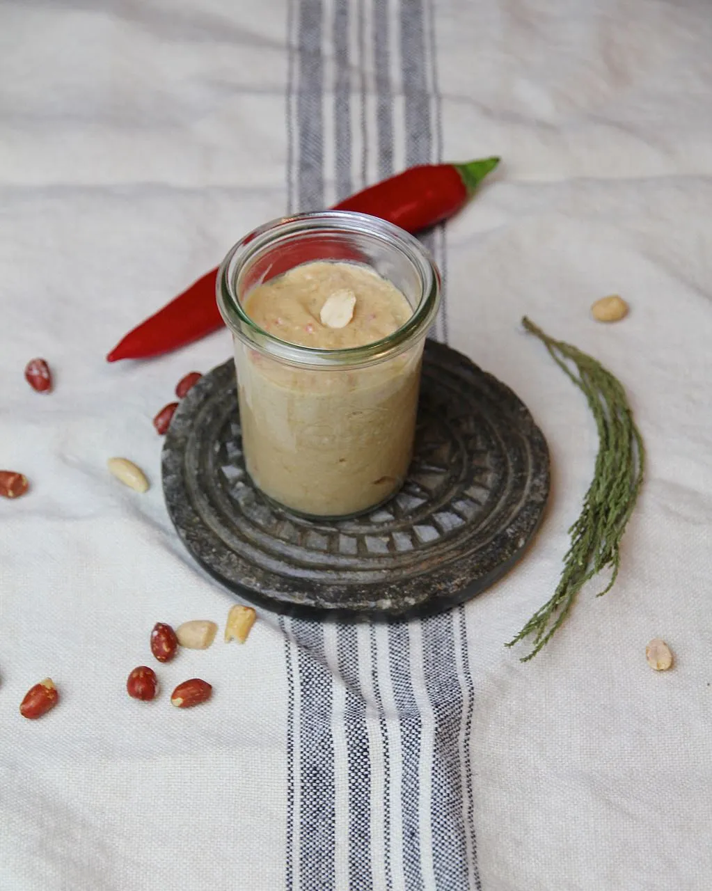 Zutaten für einen würzigen Soja-Dip: Sojasauce, Reisessig, Ingwer, Knoblauch und Chili