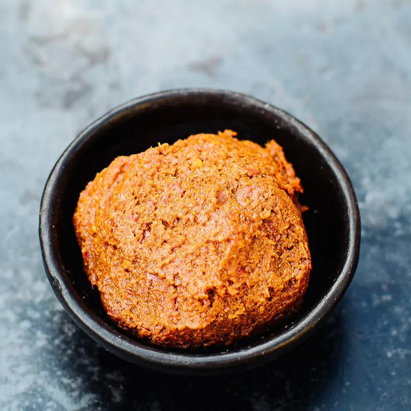 Zutaten für Gelbe Thai Curry Paste auf einem Brett