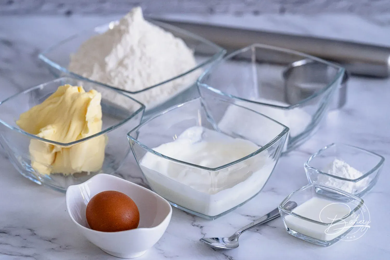 Zutaten für hausgemachte Scones bereit zum Vermischen auf der Arbeitsfläche