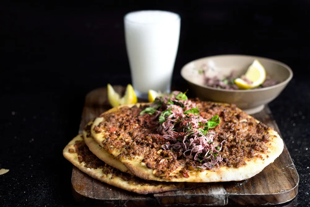 Zutaten für hausgemachtes Ayran: Naturjoghurt, Wasser und Salz auf einer Arbeitsfläche