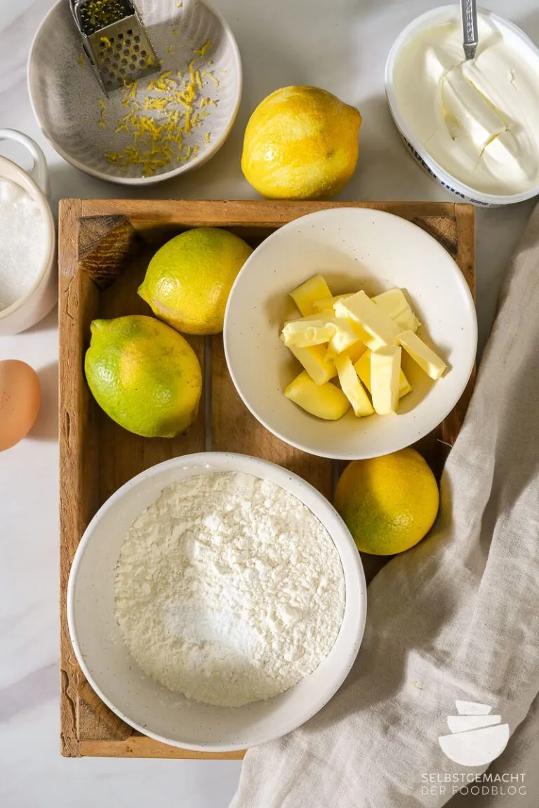 Zutaten für Käsekuchen Plätzchen auf einem Küchentisch