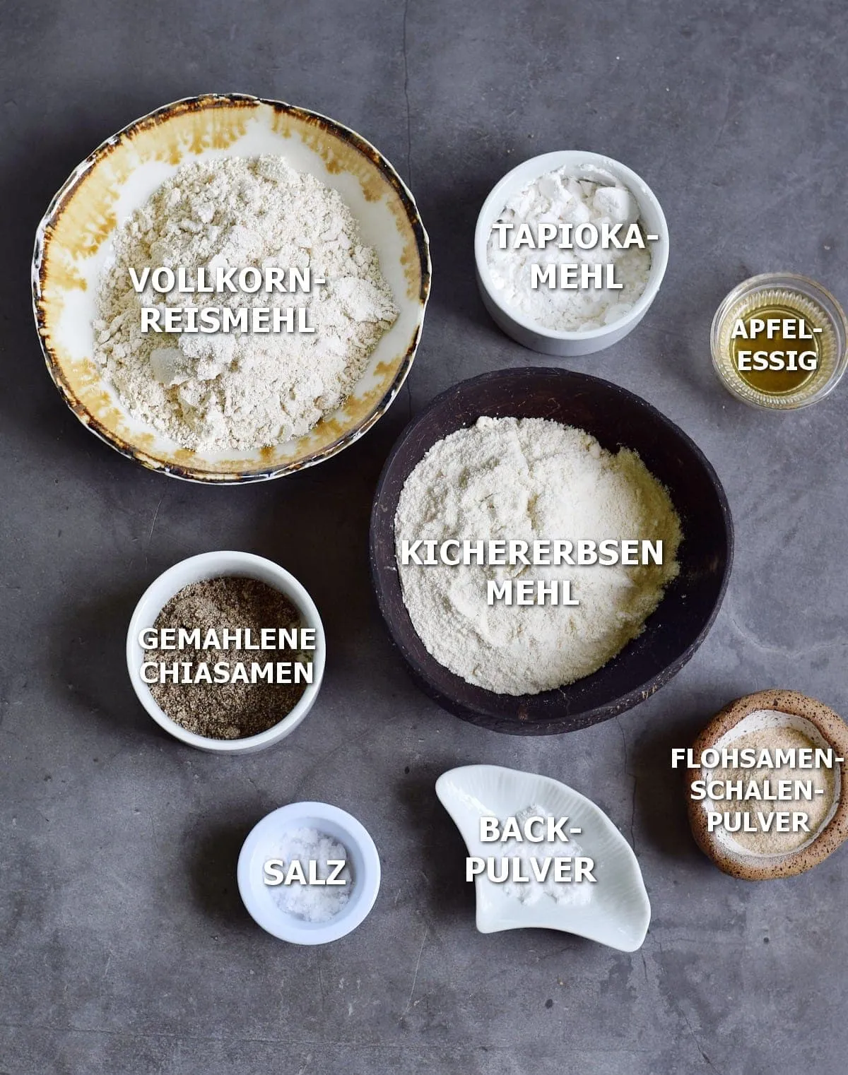 Zutaten für Körnerbrötchen auf einer Küchenoberfläche