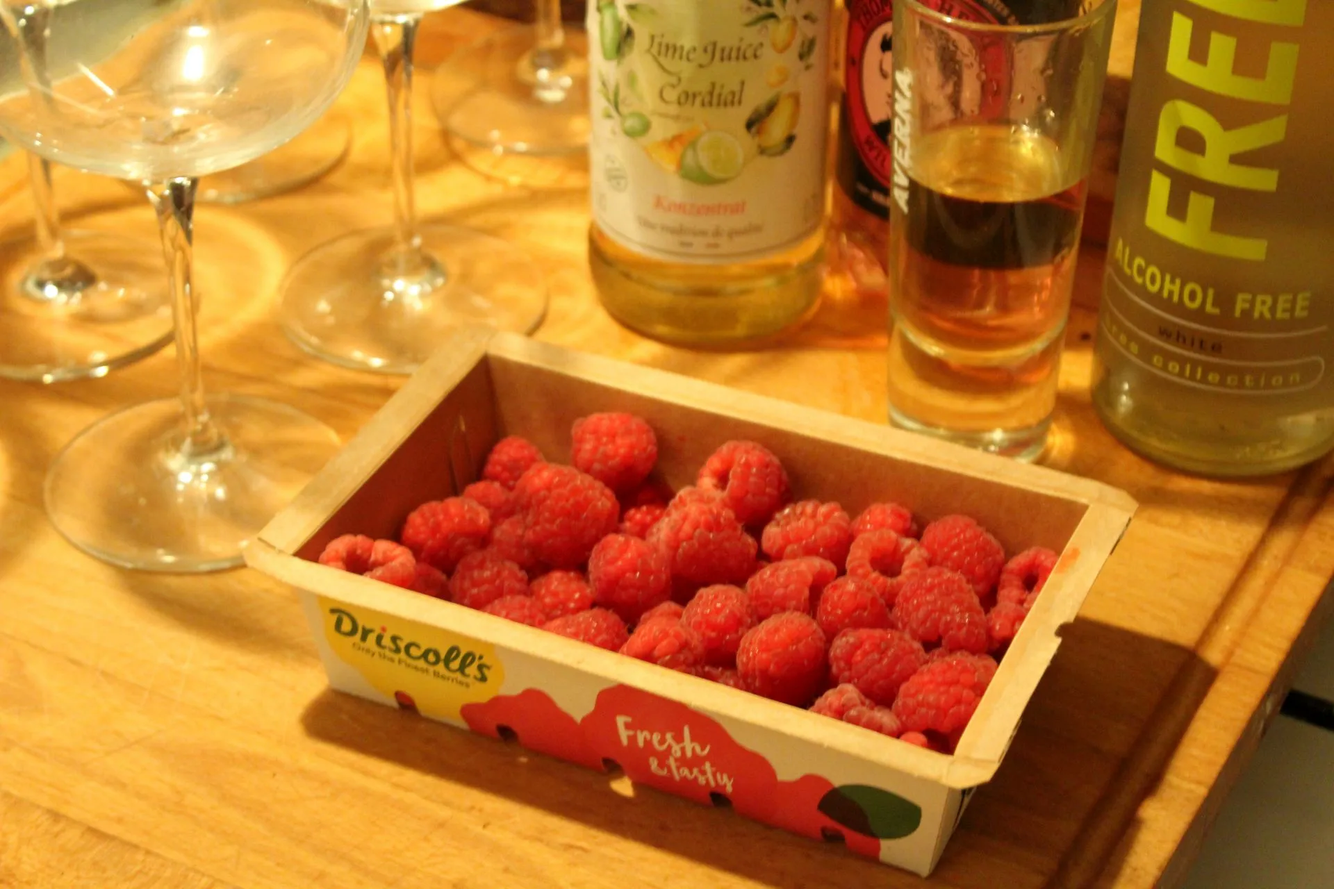 Zutaten für Lillet Alkoholfrei auf einem Tisch bereitgestellt