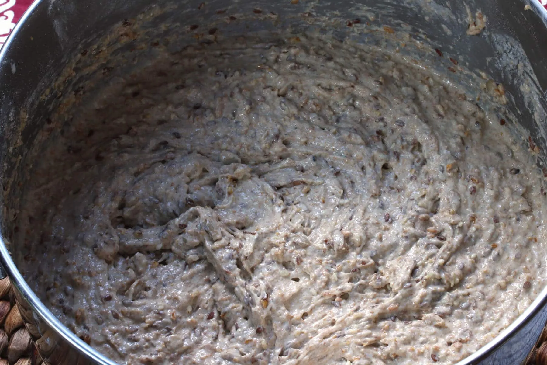 Zutaten für Wolkenbrot werden sorgfältig vermengt