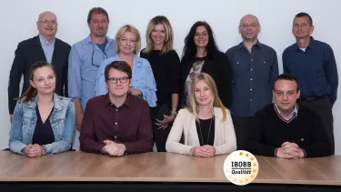 Zwei Beraterinnen besprechen mit einer Klientin verschiedene Bildungs- und Karriereoptionen, die von der AK Steiermark angeboten werden.