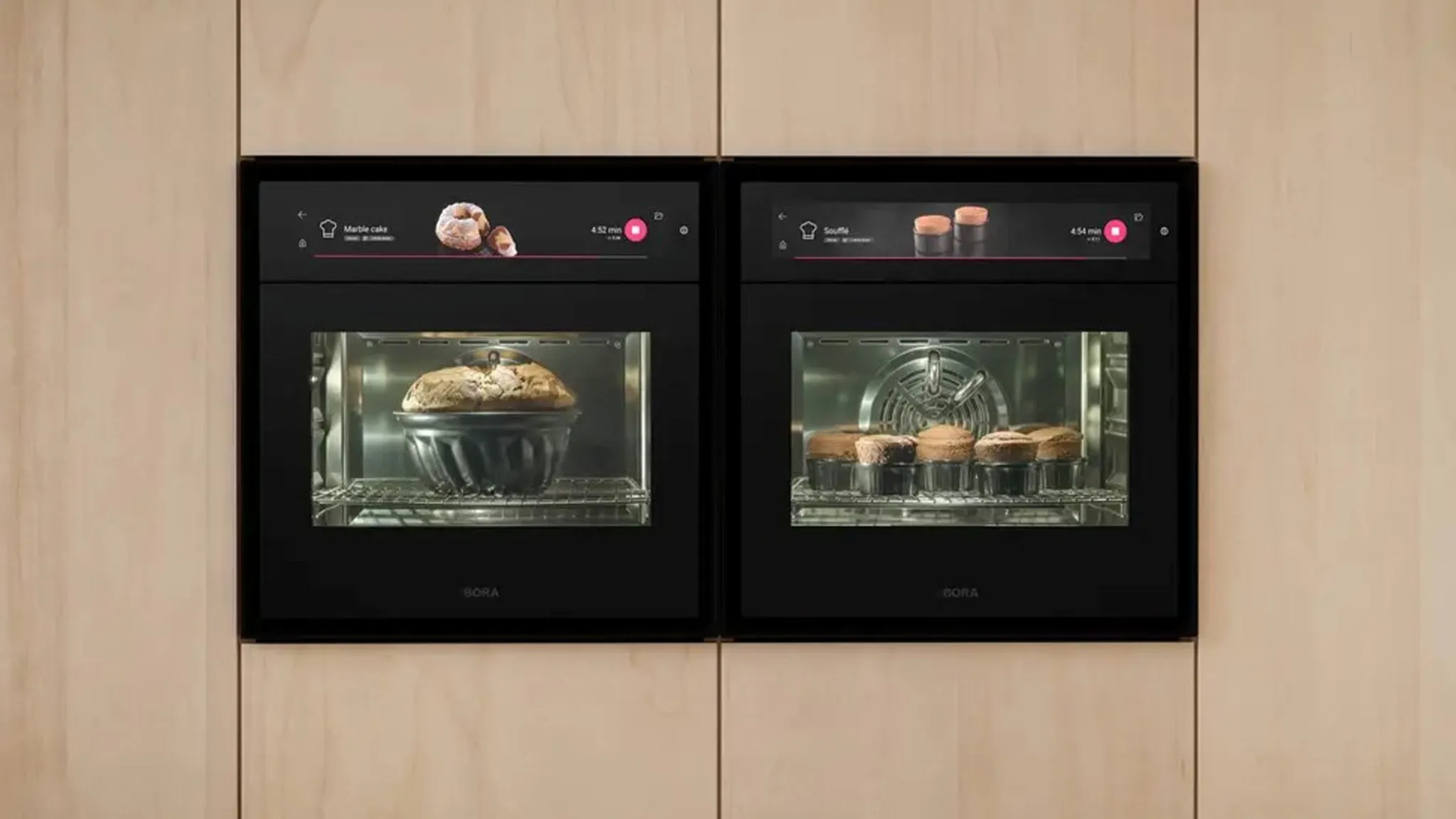 Zwei Bora X BO Backöfen beim Backen von Kuchen, integriert in eine moderne Küchenzeile