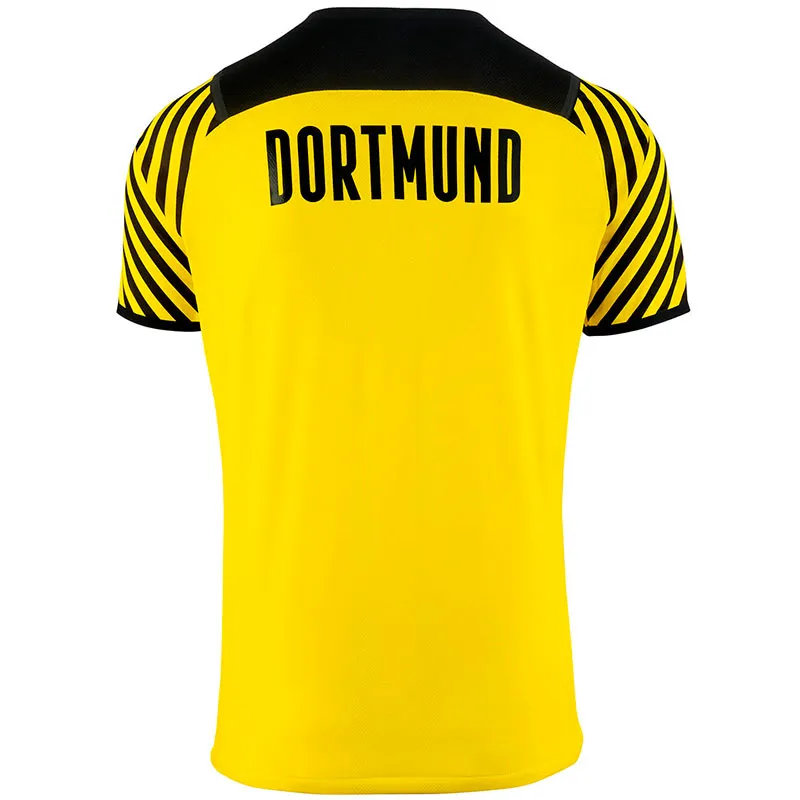 Zwei BVB-Spieler im neuen Heimtrikot 2021/22 in Aktion auf dem Feld