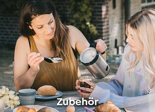 Zwei Frauen bedienen einen Melitta Cremio Milchaufschäumer für perfekten Milchschaum.