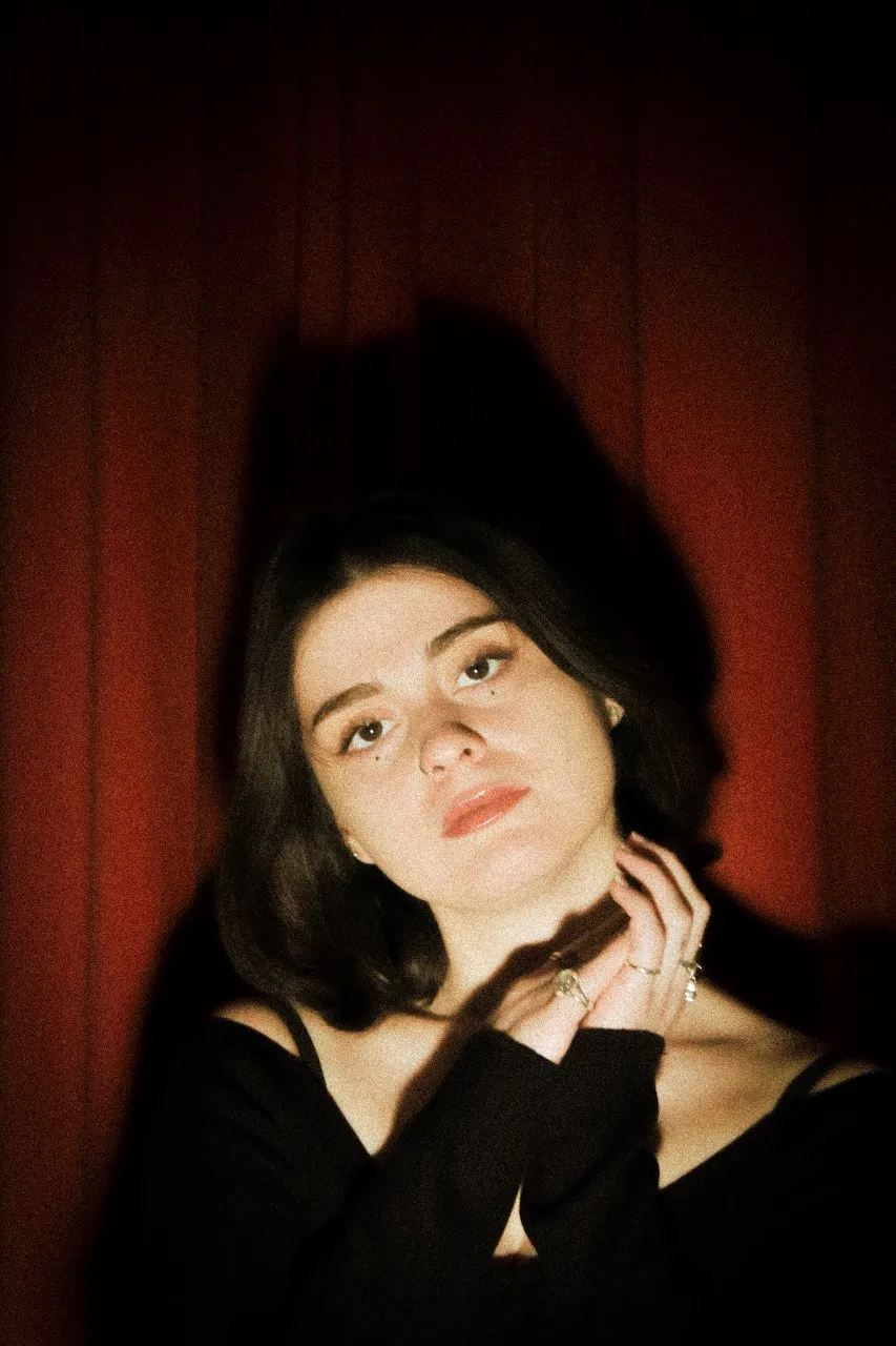 Zwei Frauen machen gemeinsam Übungen mit Fitnessbändern in einem Park