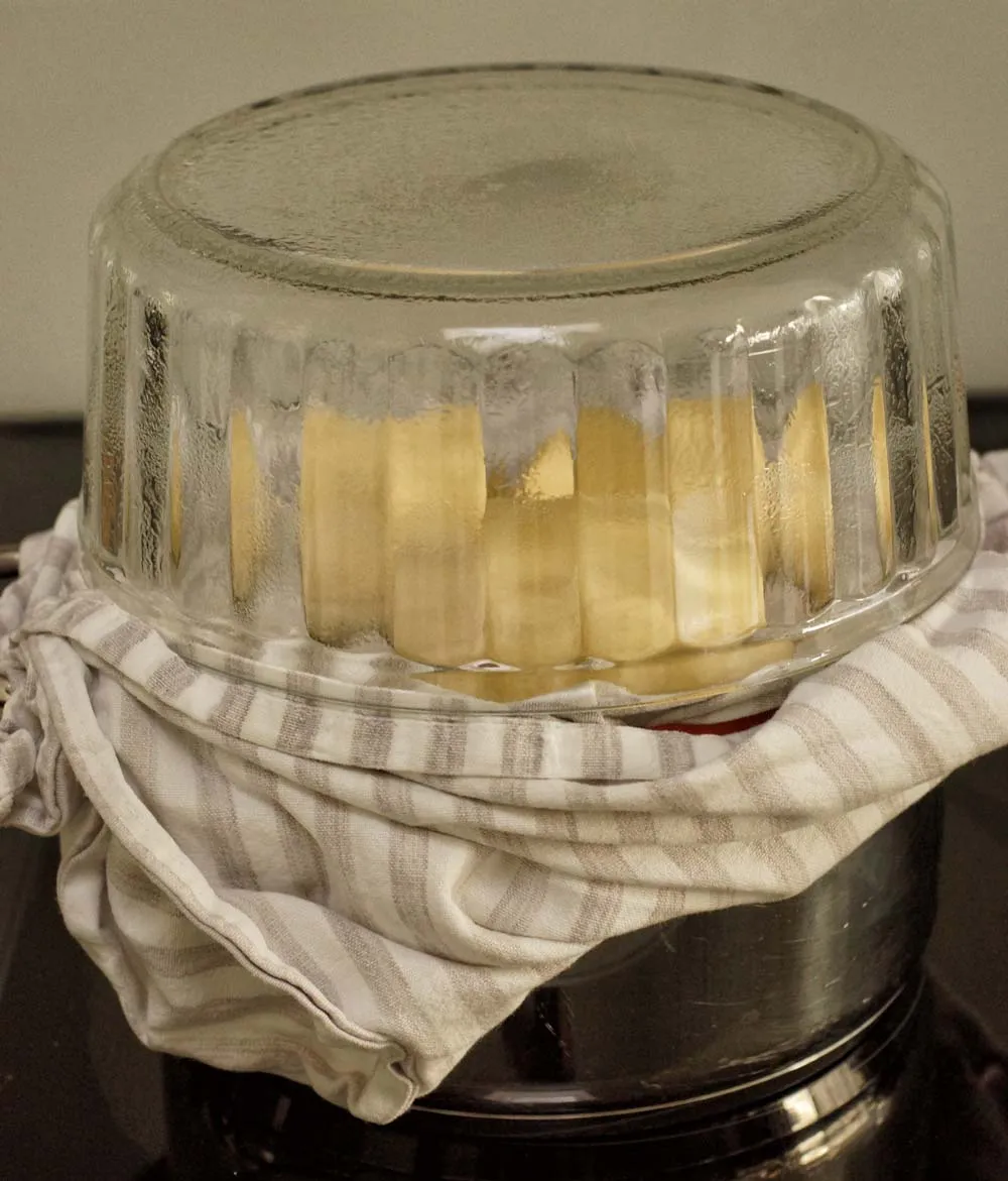 Zwei frisch gedämpfte Hefeklöße auf einem Teller, bereit zum Servieren mit einer fruchtigen Soße