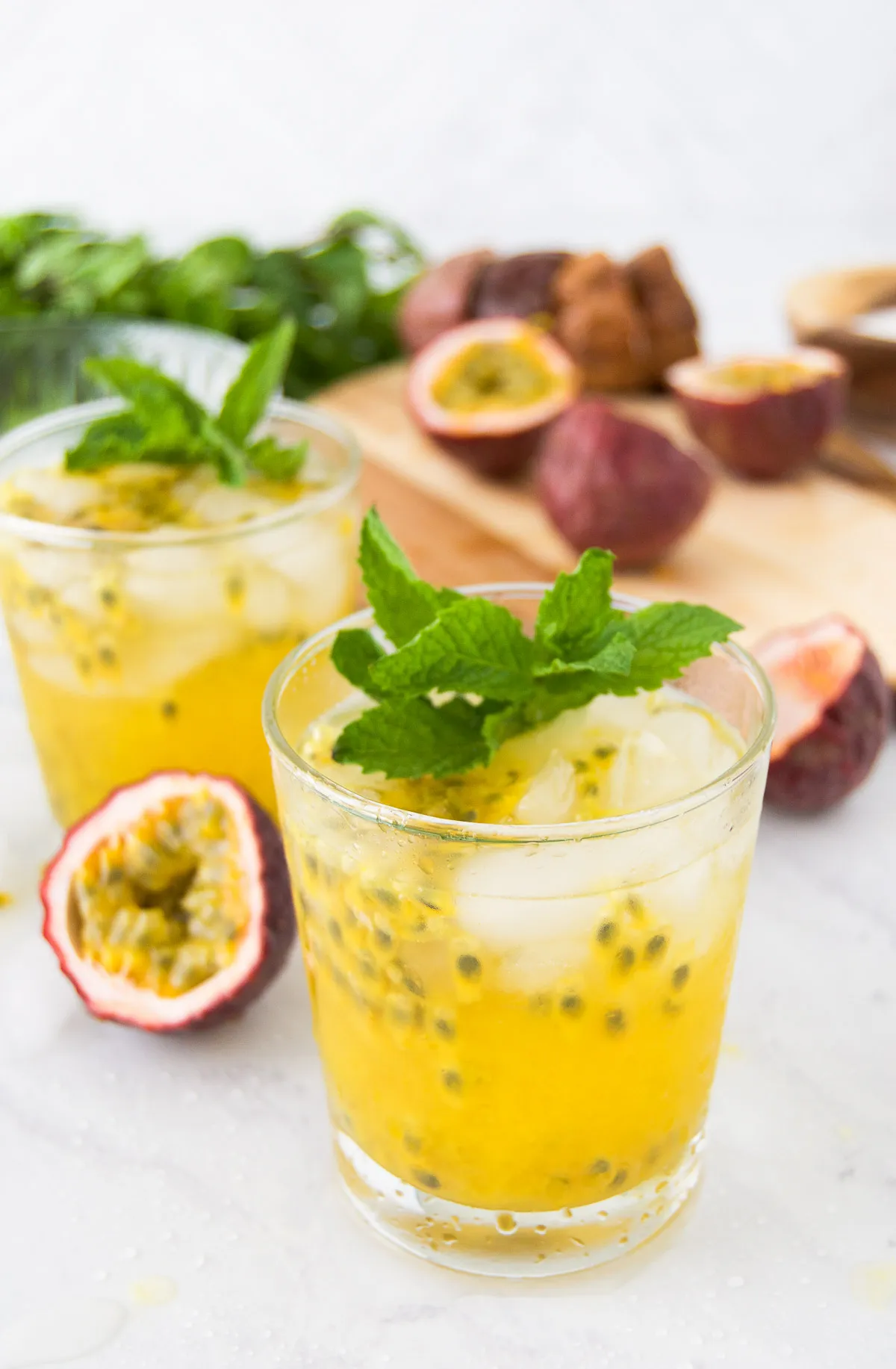 Zwei Gläser Caipirinha de Maracuja mit frischen Passionsfrüchten, perfekt für sommerliche Anlässe