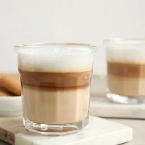 Zwei Gläser Latte Macchiato, frisch zubereitet aus einem Einbau-Kaffeevollautomaten