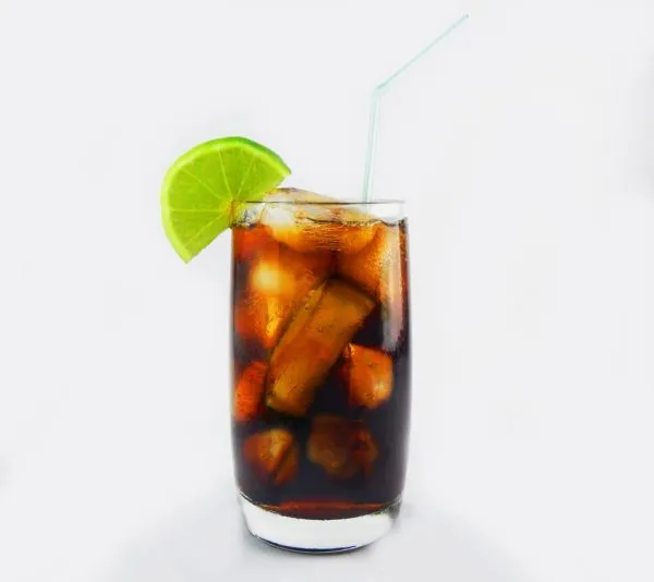 Zwei Gläser mit frisch gemixtem Cuba Libre