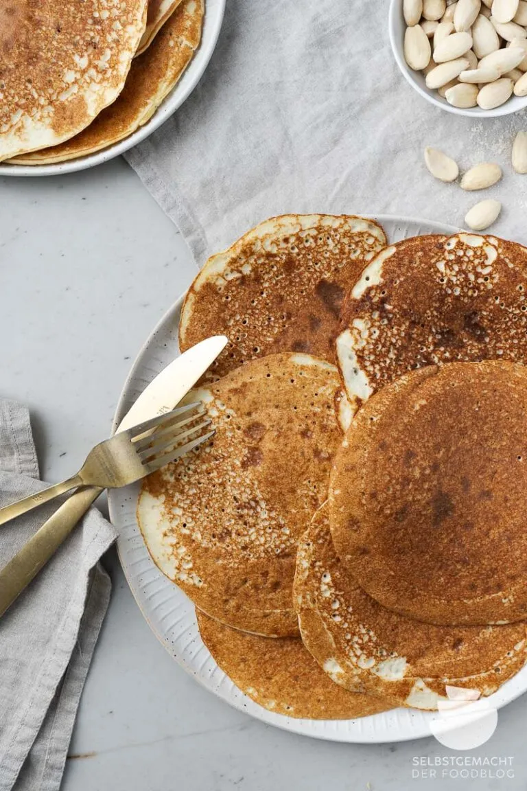 Zwei goldbraune Low Carb Pfannkuchen mit frischen Beeren