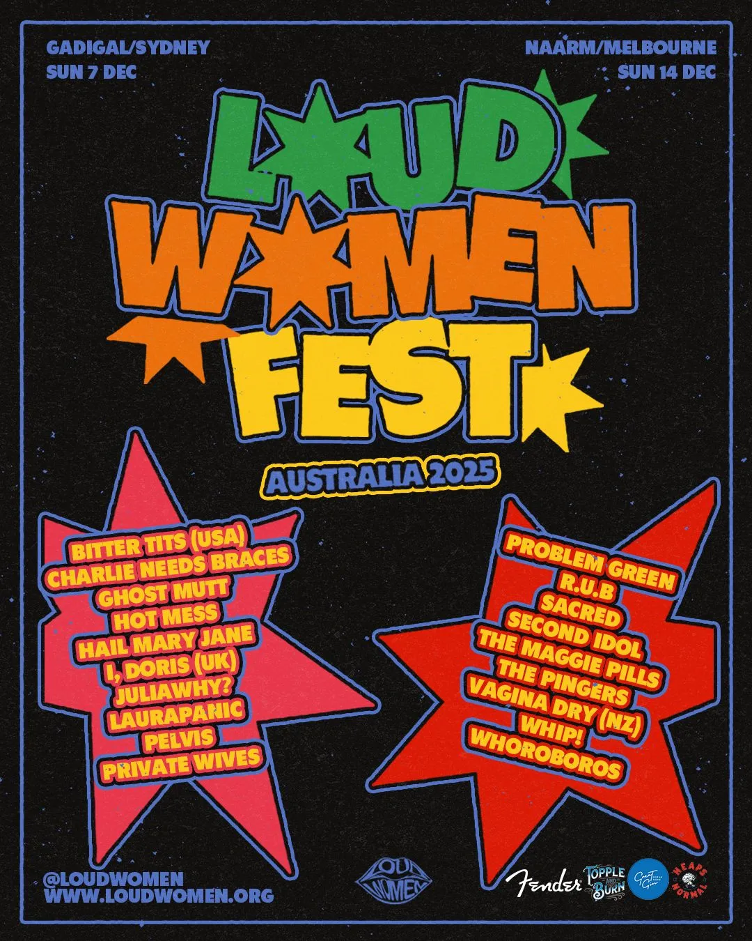 Zwei Katzen spielen ausgelassen auf den verschiedenen Ebenen eines hohen Kratzbaums mit Deckenspanner.