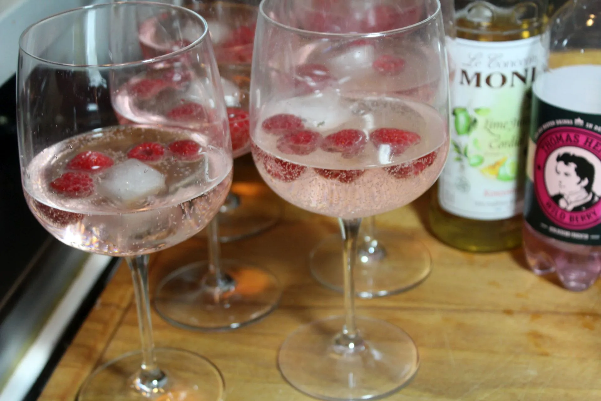 Zwei Kinder genießen einen alkoholfreien Lillet Drink an einem Sommertag