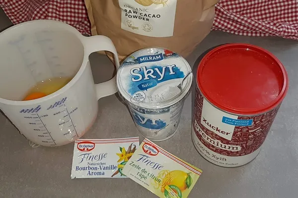 Zwei kleine Skyr-Kuchen mit Blaubeeren, einer davon mit einem dunkleren Kakaoboden