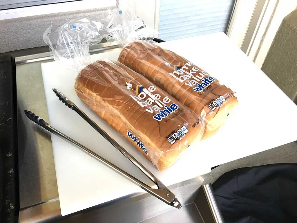 Zwei Laibe preisgünstiges Weißbrot