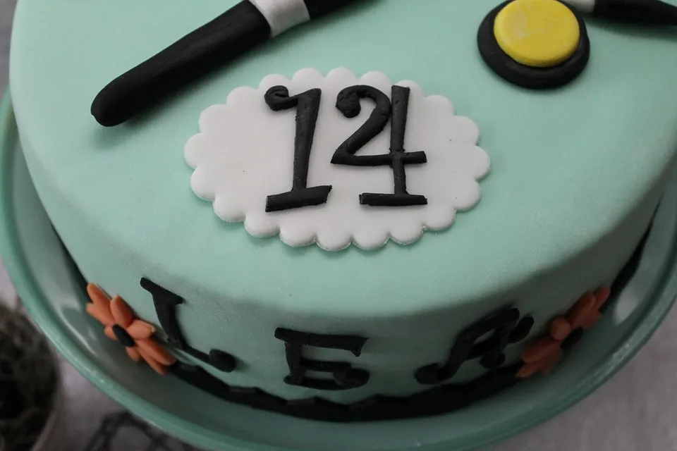 Zwei perfekt gebackene Tortenböden, bereit zum Füllen