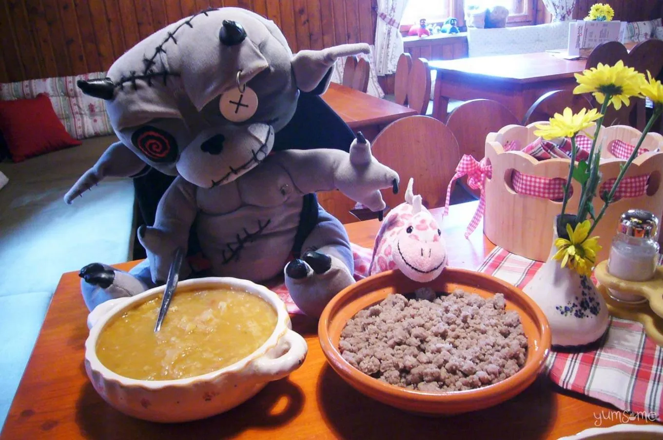 Zwei Personen essen herzhaften Jota mit Žganci, einem traditionellen Maismehlgericht, dazu frisches Brot