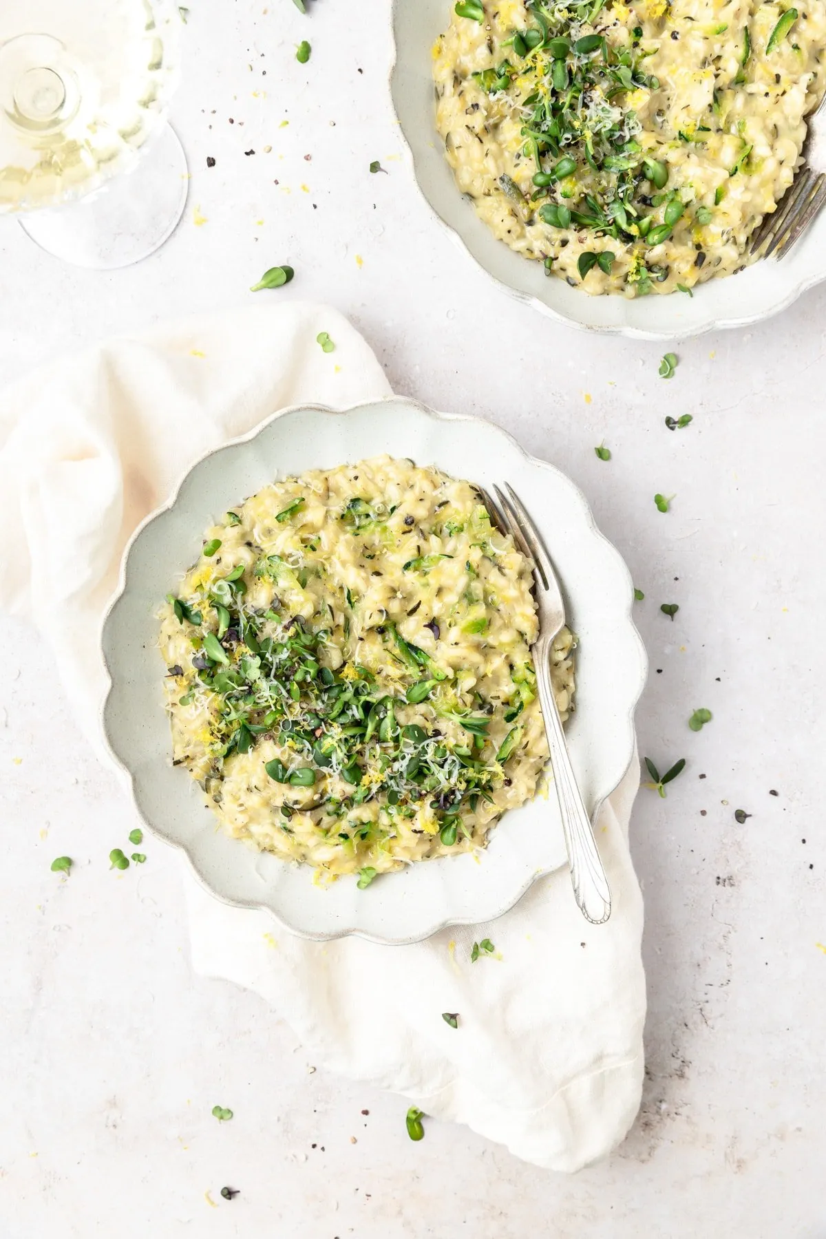 Zwei Schüsseln mit cremigem Zucchini Risotto
