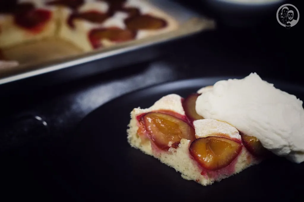 Zwetschgenkuchen auf einem Backblech