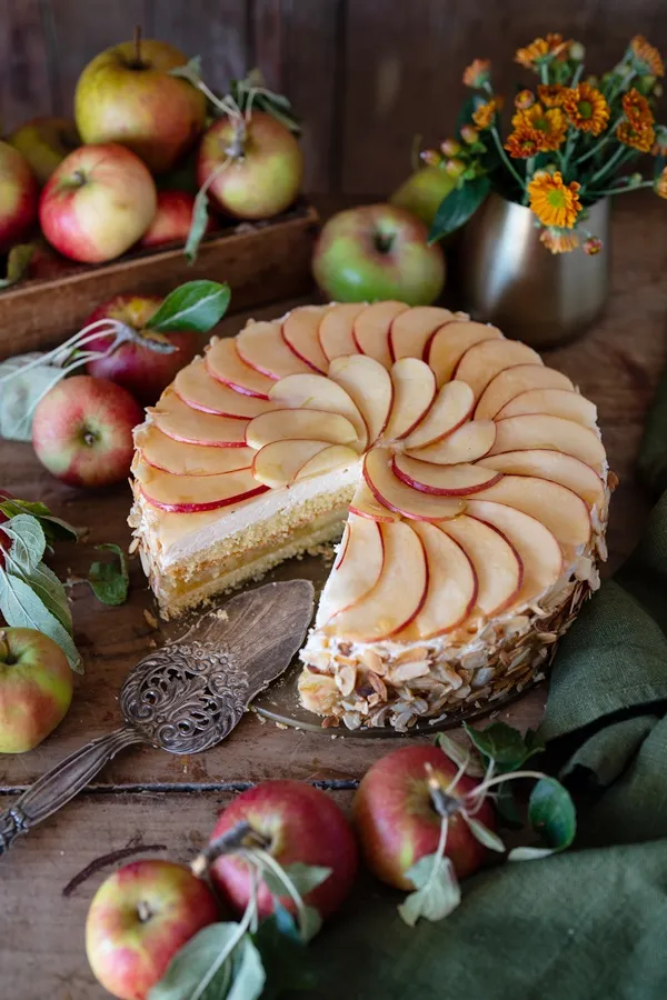 Apfel-Mascarpone-Torte mit Mandelboden