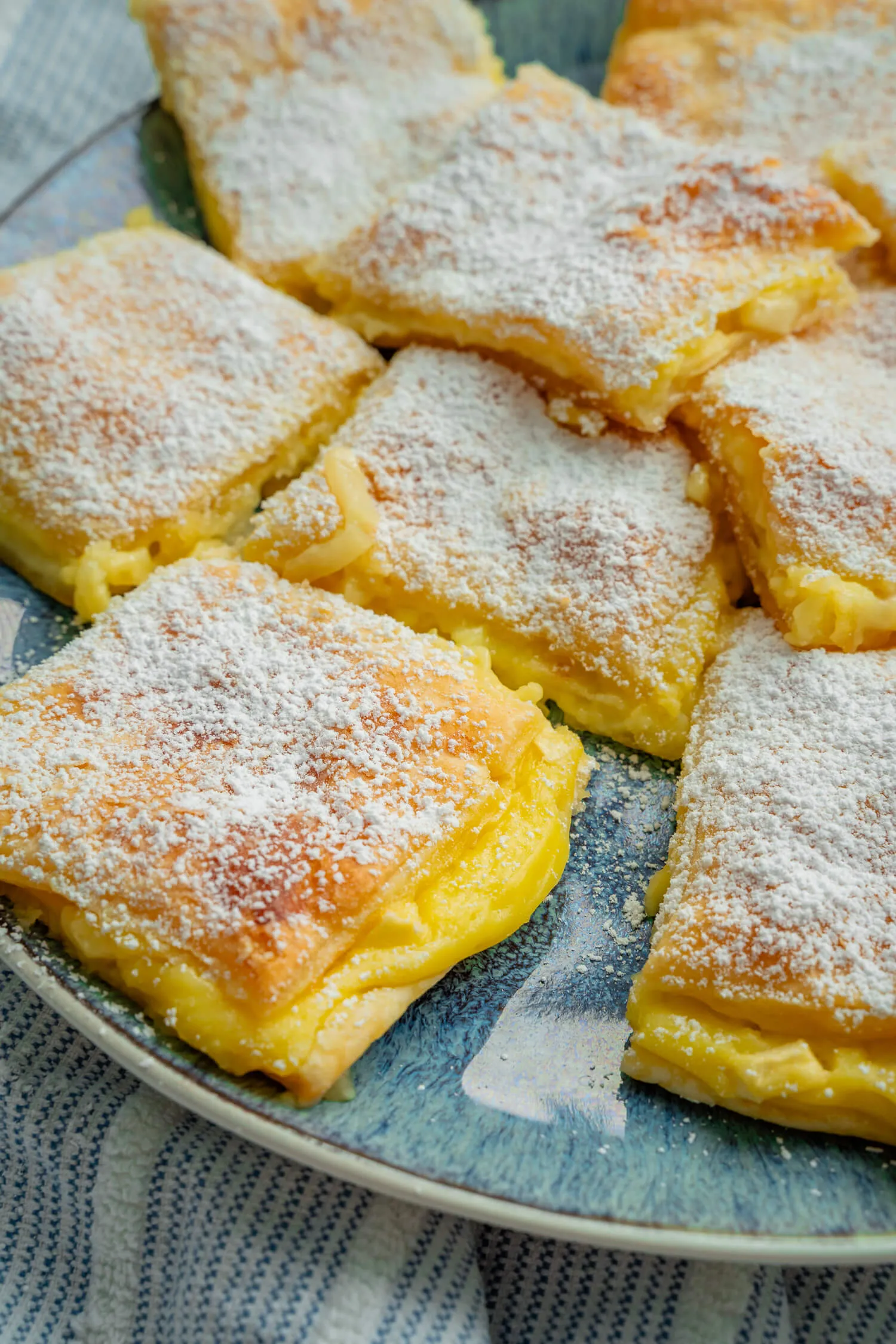 Blätterteigkuchen mit Puddingcreme und Apfel