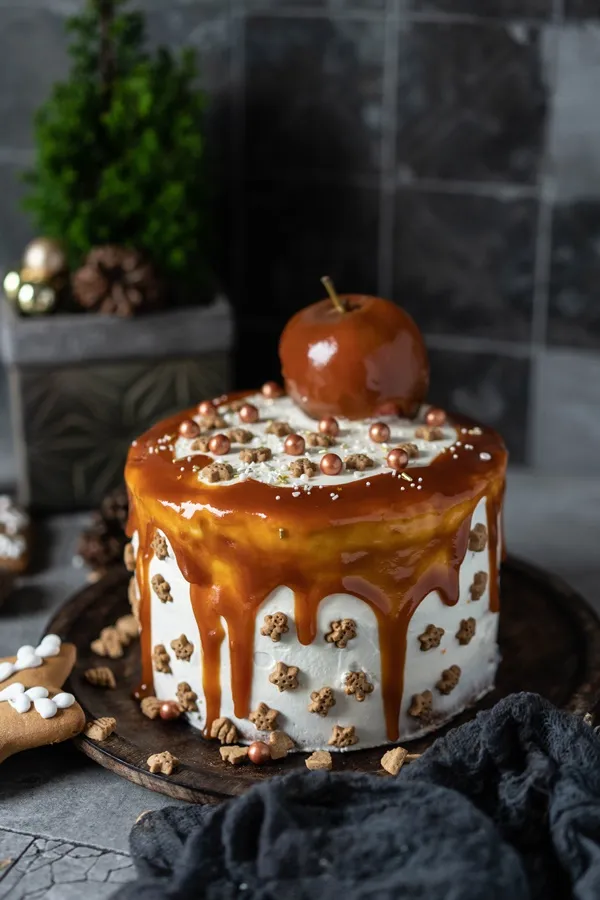 Bratapfeltorte mit Orangen-Zimt-Creme und Karamell-Drip