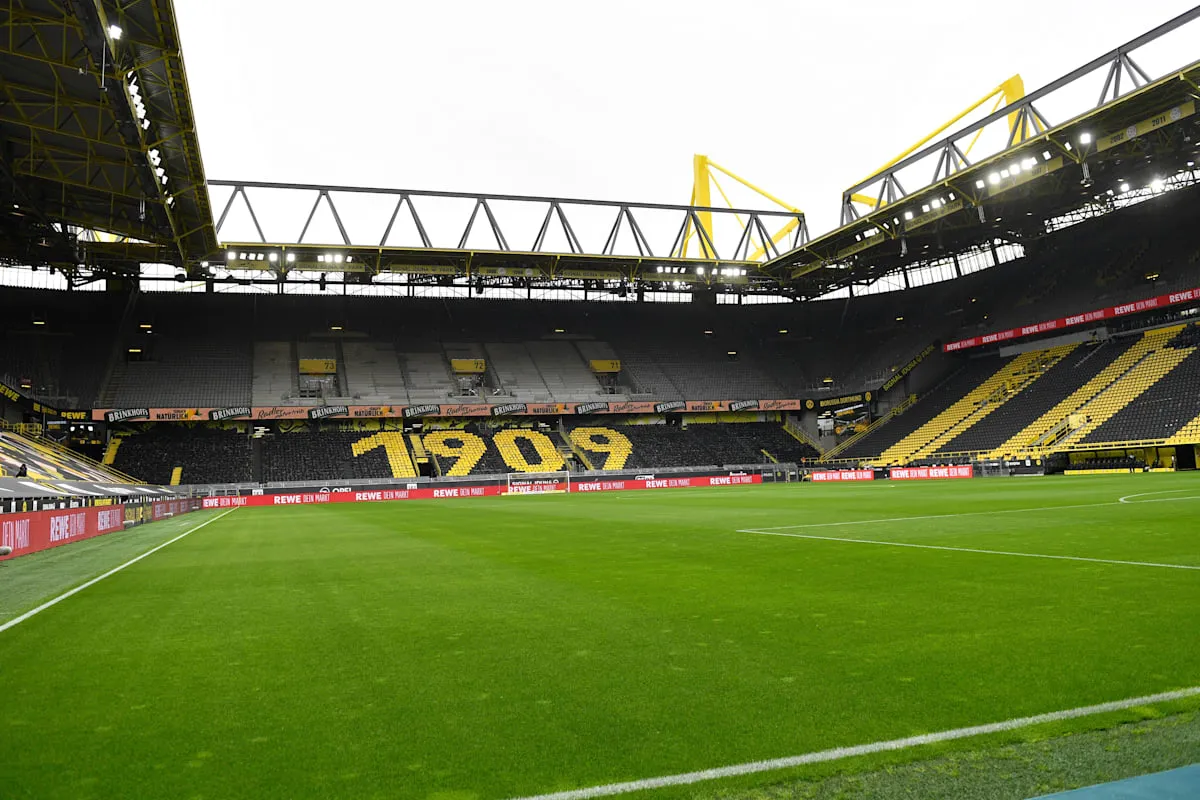 Das Westfalenstadion wurde 1974 fertiggestellt, damals fasste es 54.000 Zuschauer. Heute ist es mit 81.365 Plätzen das größte Stadions Deutschlands