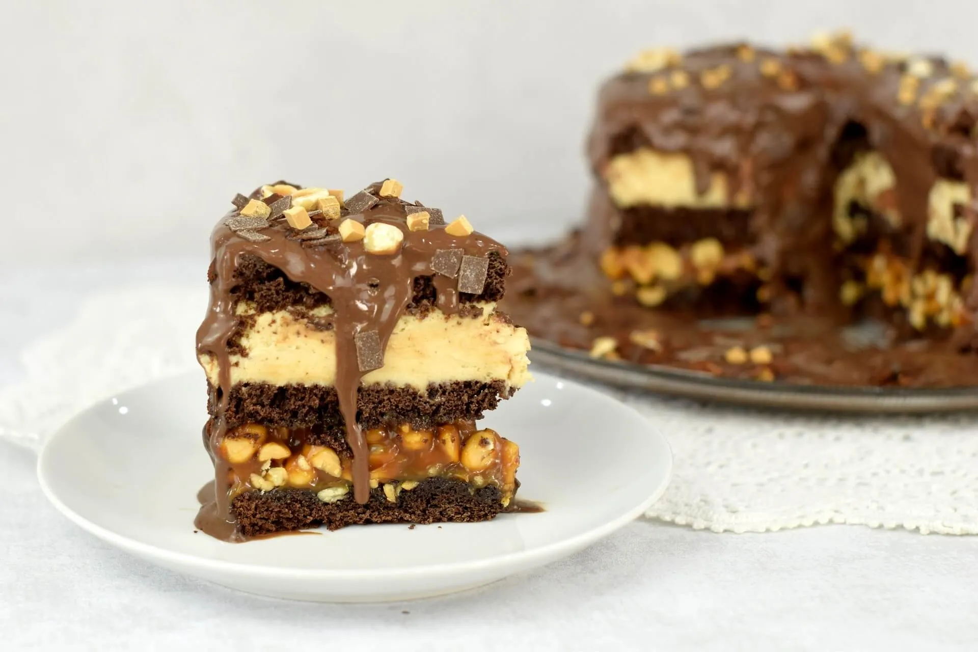 Dekorierte Bolo Tsunami Cake mit fließender Schokoladensoße