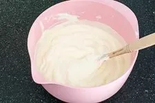 Der Rest der Sahne wird vorsichtig untergehoben