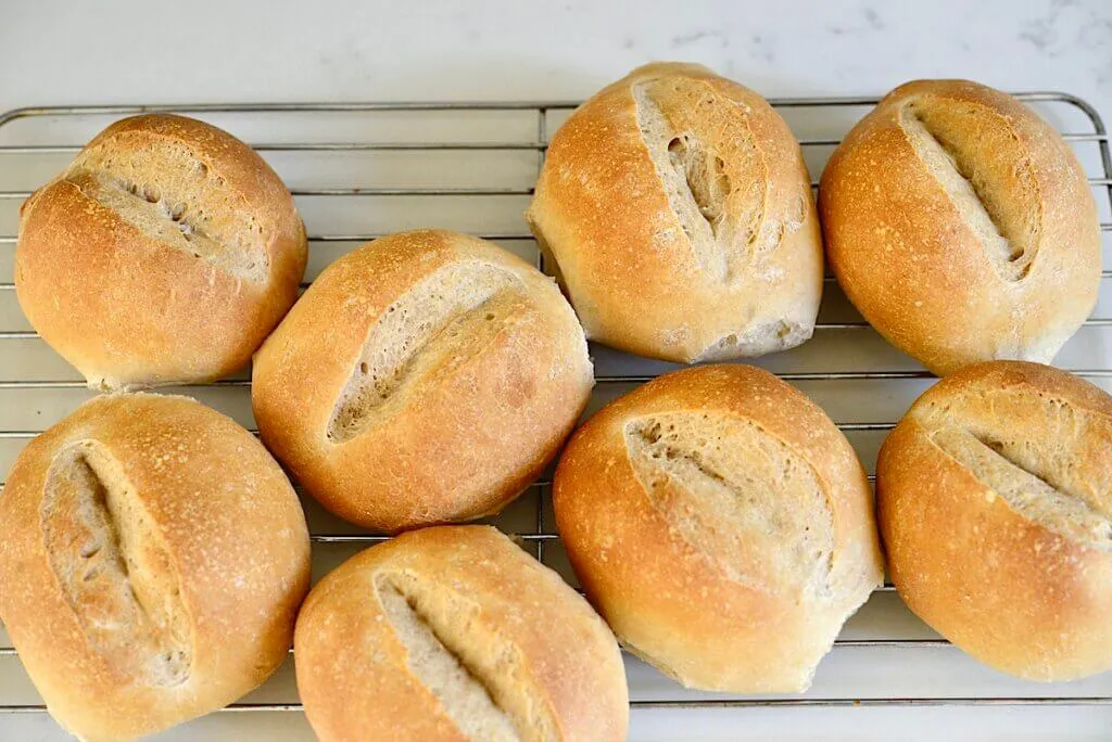 Deutsche Brötchen auf einem Kuchengitter zum Abkühlen.
